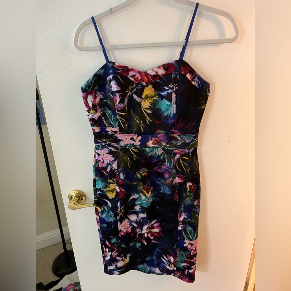 Floral tight fitting dress. Mid length size 7